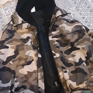Hoddie/ windbreaker